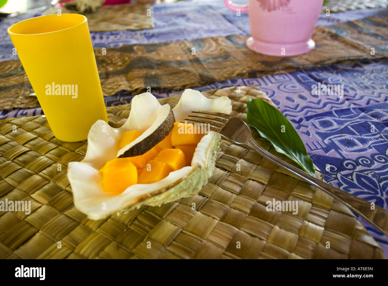 SAMOA cibo colazione papaia e coco dado di noce di cocco servita in un guscio Foto Stock