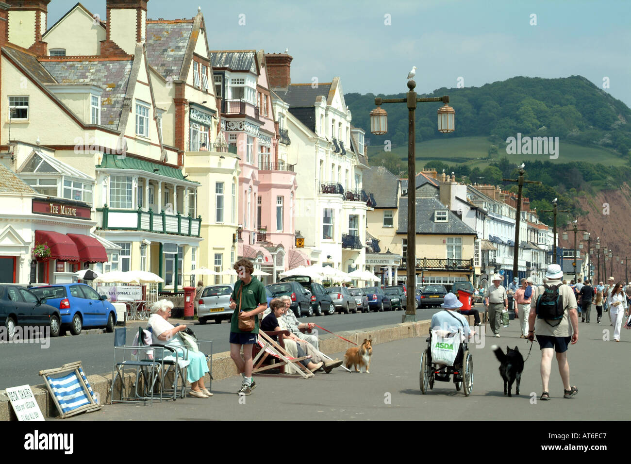 Sidmouth a Regency Città nel Devon England Regno Unito i visitatori sulla spianata Foto Stock