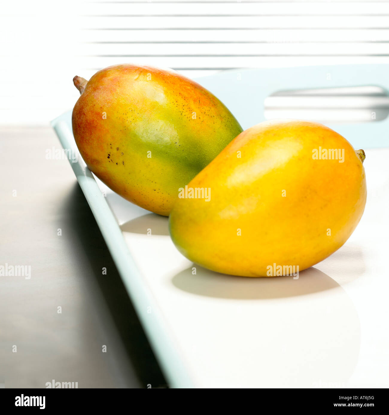 Mango sul vassoio, close-up Foto Stock