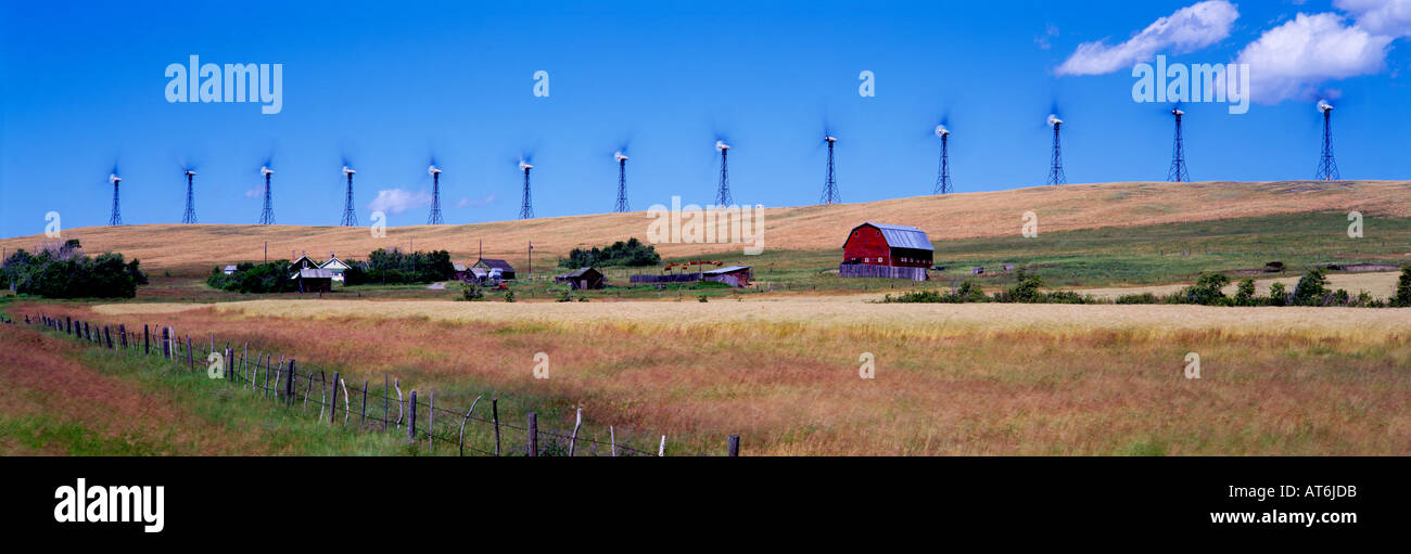 Turbine eoliche Vestas generano energia elettrica su terreno coltivato in prossimità del rullo di estrazione Creek nel sud di Alberta in Canada Foto Stock
