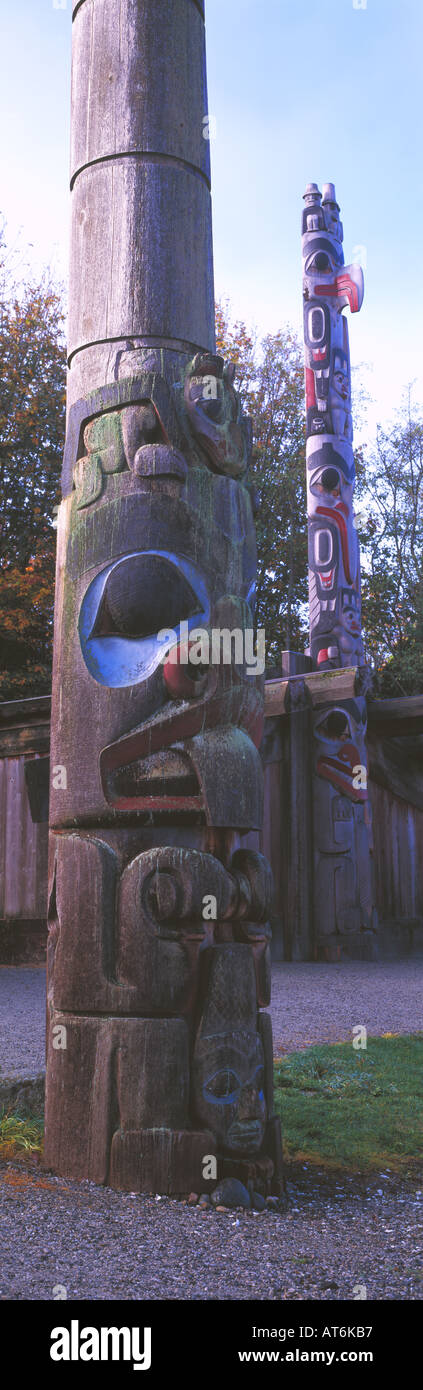 Haida Totem presso il Museo di Antropologia, University of British Columbia (UBC), Vancouver, BC, Canada - Immagine panoramica Foto Stock