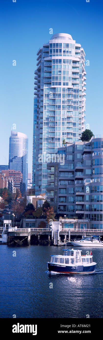 Vancouver, BC, British Columbia, Canada - Edificio di appartamenti alto edifici condominiali e Aquabus Ferry a False Creek Waterfront Foto Stock