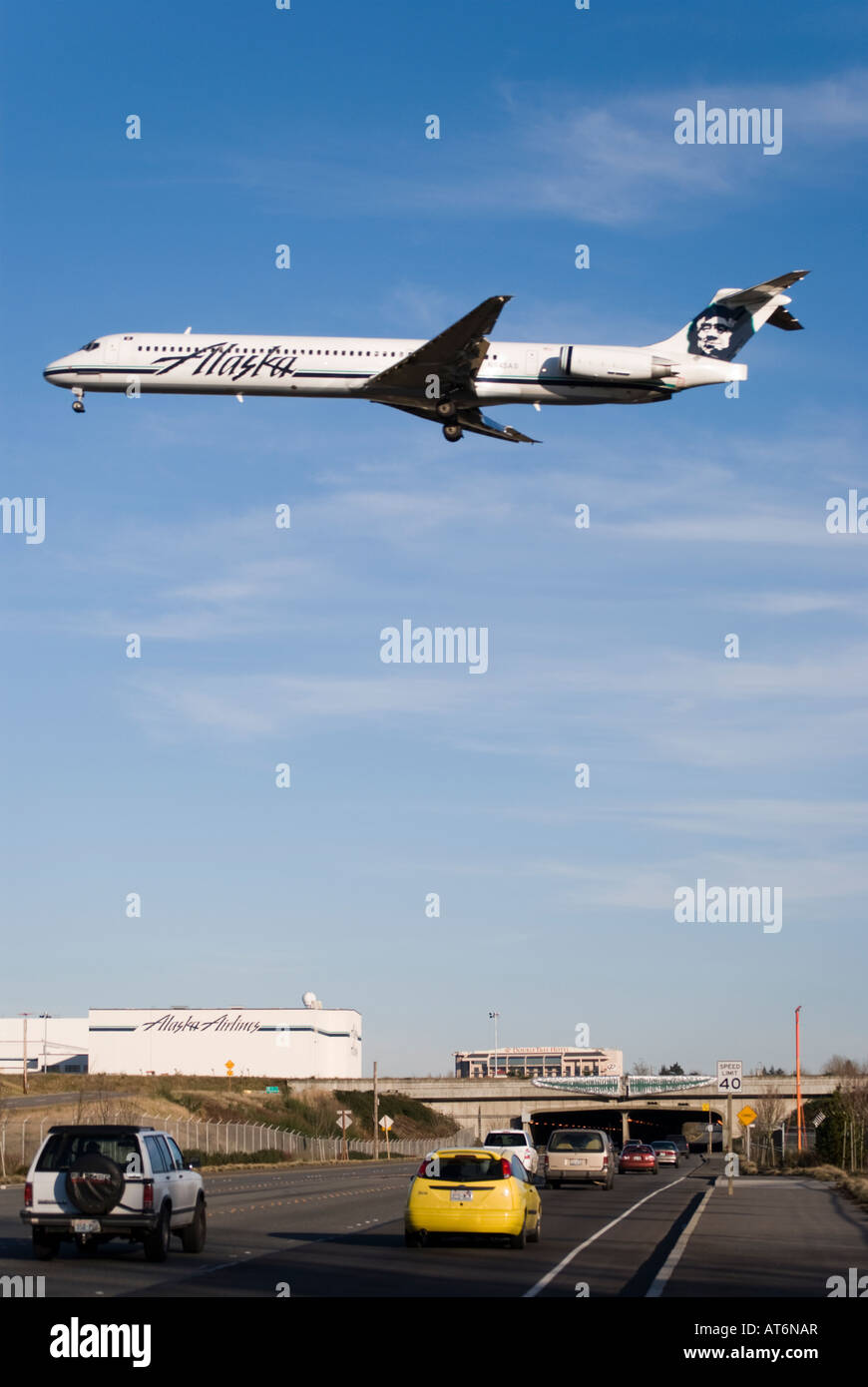 Un Alaska Airlines il McDonnell Douglas DC-9-83 (MD83) atterra all aeroporto internazionale di Seattle-Tacoma. Foto Stock