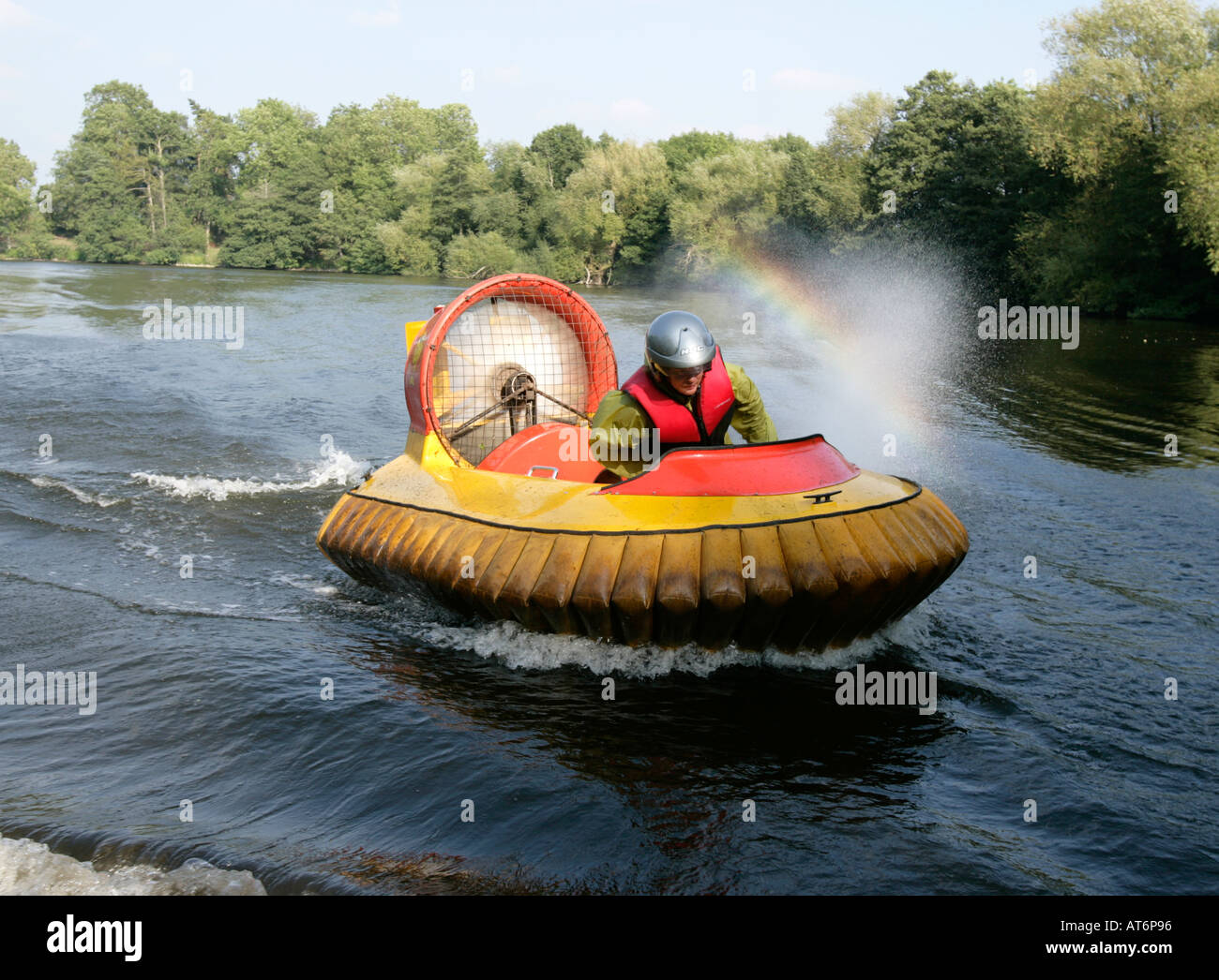 L'uomo hovercrafting con motore spray, Galles Foto Stock