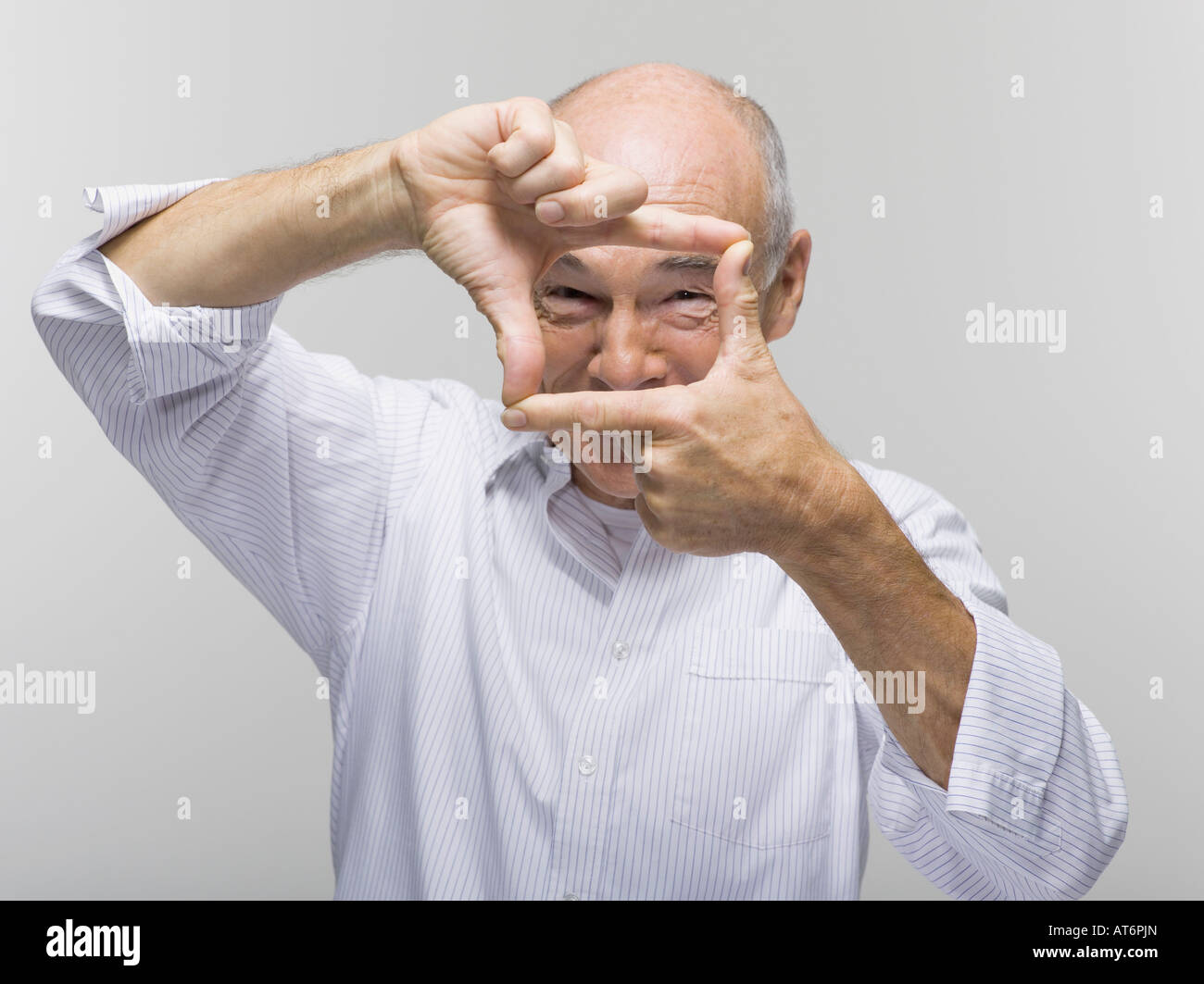 Ritratto di un uomo anziano, gesticolando con una mano sopra gli altri Foto Stock