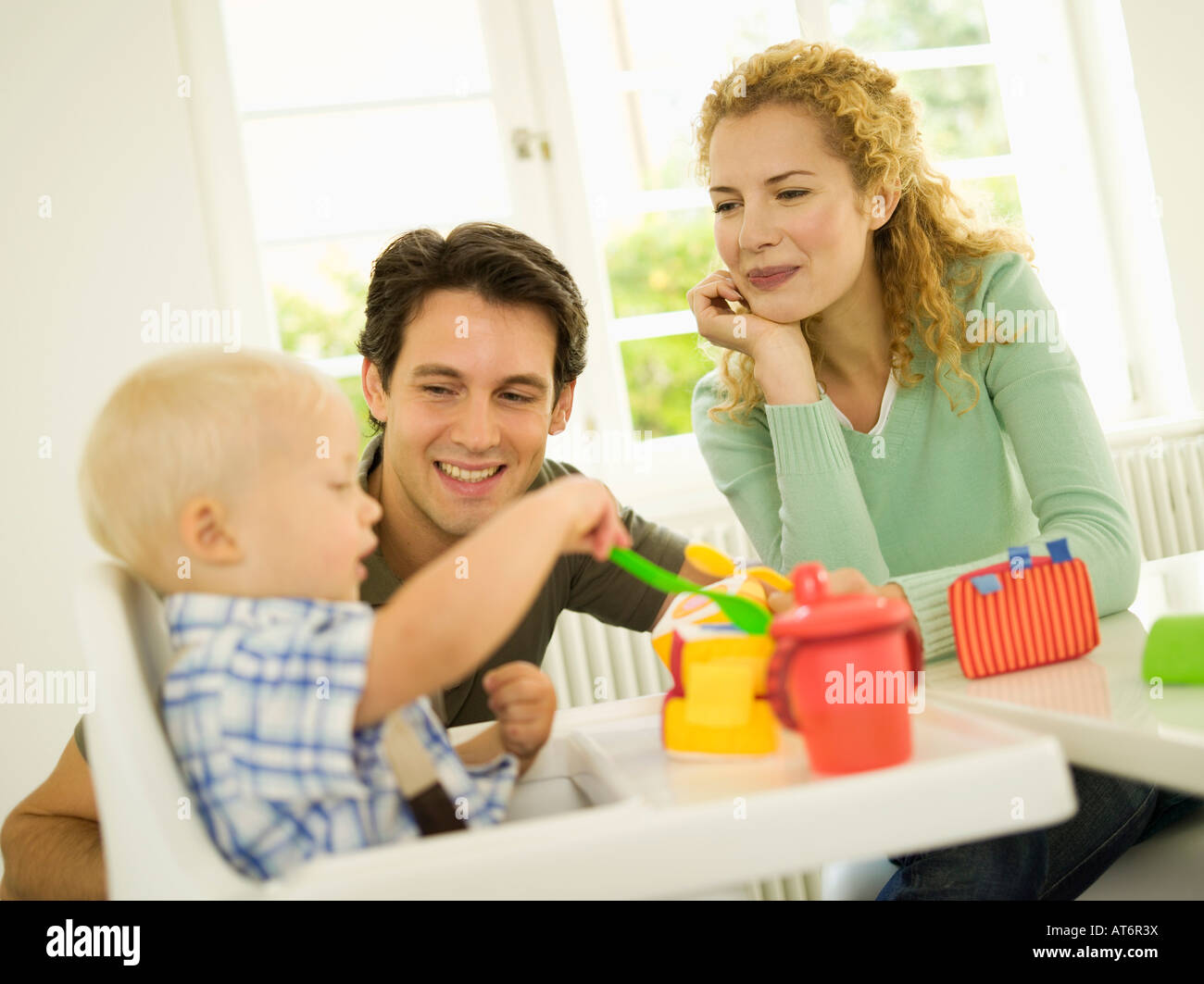 Giovane famiglia con bambino (12-24 mesi) Foto Stock