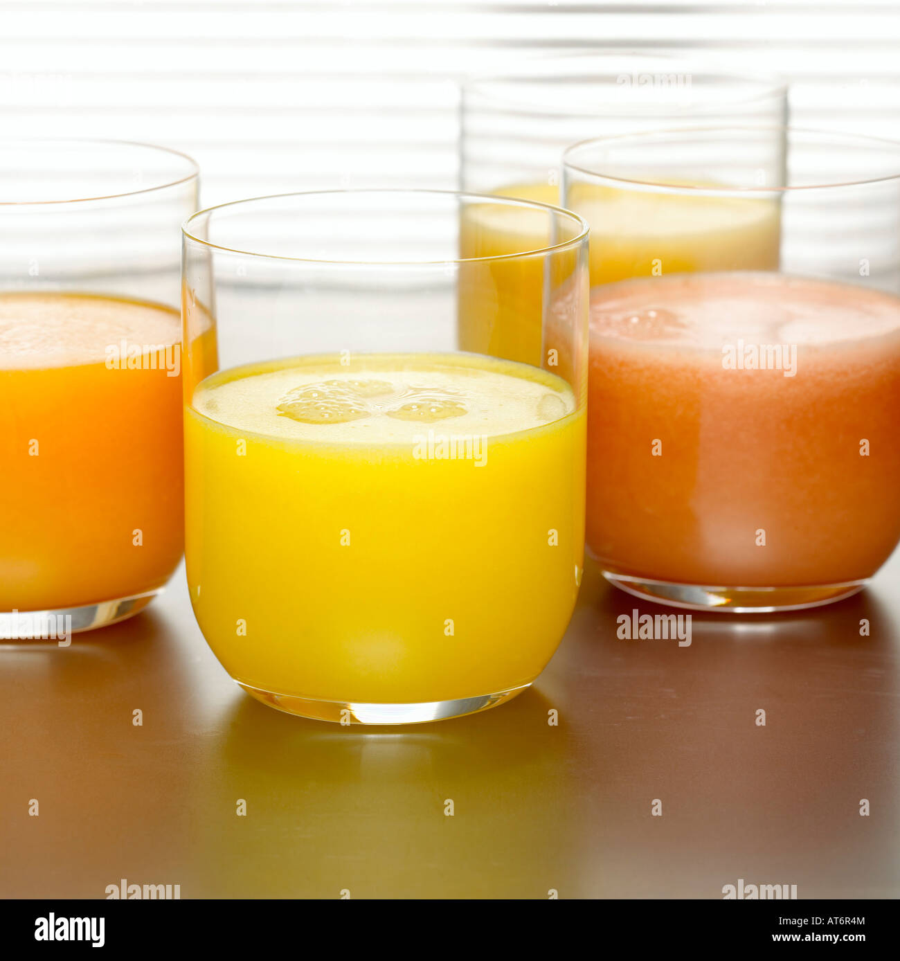 Succo di ananas, succo di arancia e il succo di pompelmo in bicchieri, close-up Foto Stock