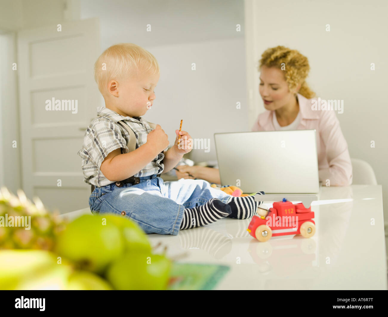 La madre e il bambino (12-24 mesi), madre utilizzando laptop Foto Stock