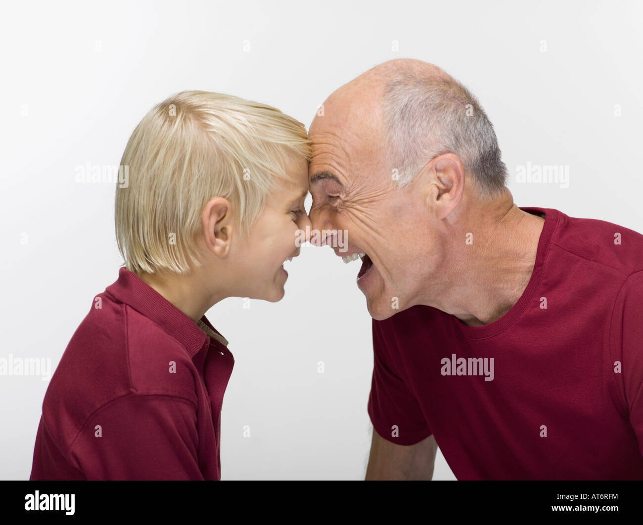 Grandson (8-9) e del nonno, ritratto, close-up Foto Stock