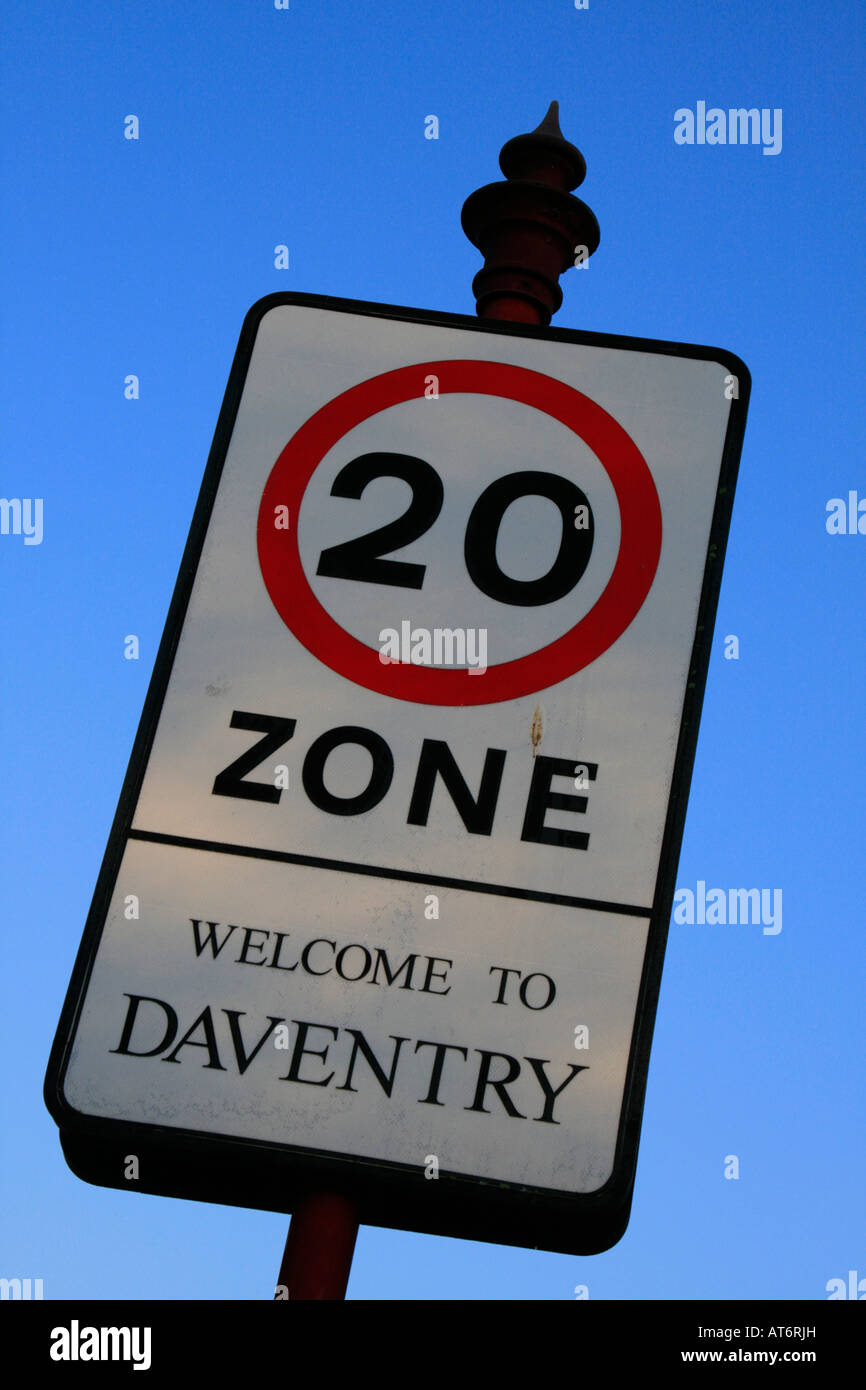 20 MPH segno per snellire il traffico misurare Daventry mercato centro città Northamptonshire, England Regno unito Gb Foto Stock
