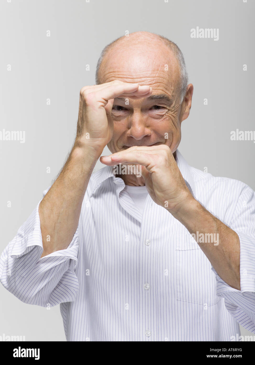 Ritratto di un uomo anziano, gesticolando con una mano sopra gli altri Foto Stock