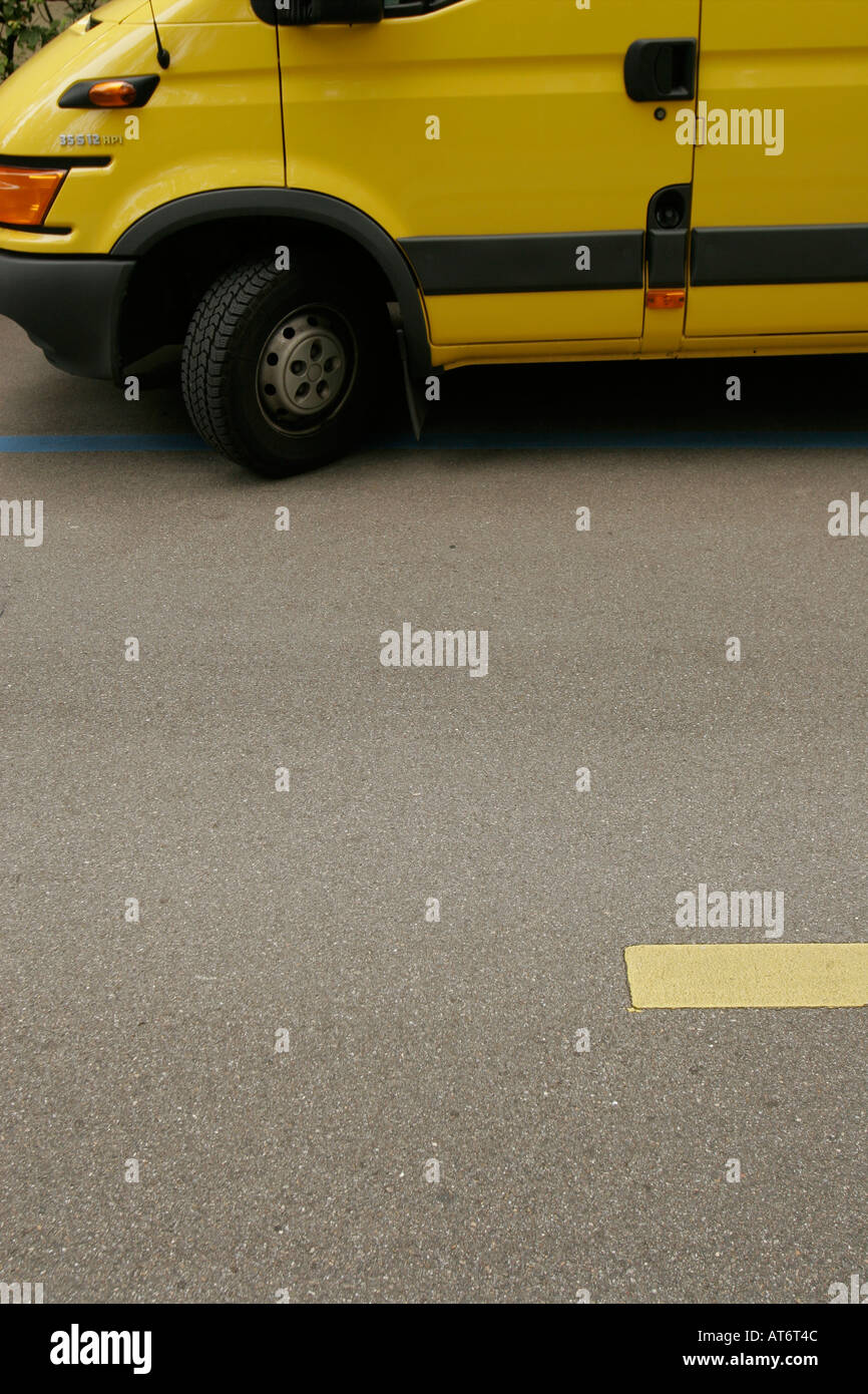 Giallo Van In Streeet Foto Stock