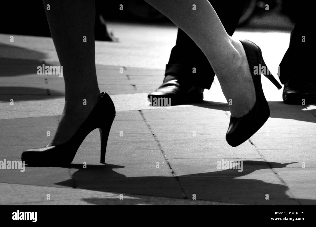 Danza Urbana: una donna cammina da come un uomo orologi Foto Stock