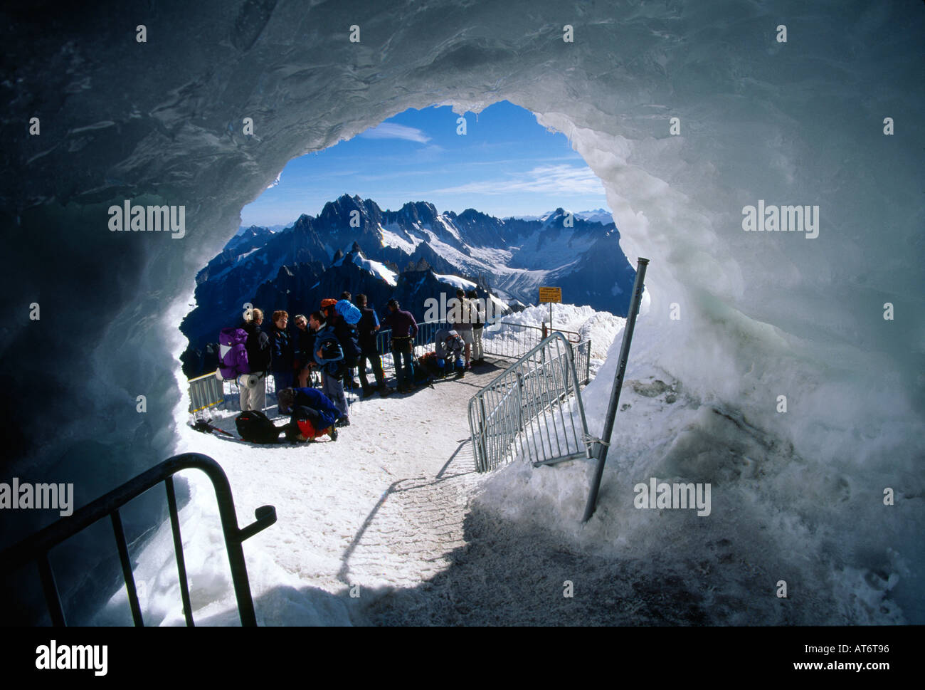 Grotta sul picco di montagna, Francia Foto Stock