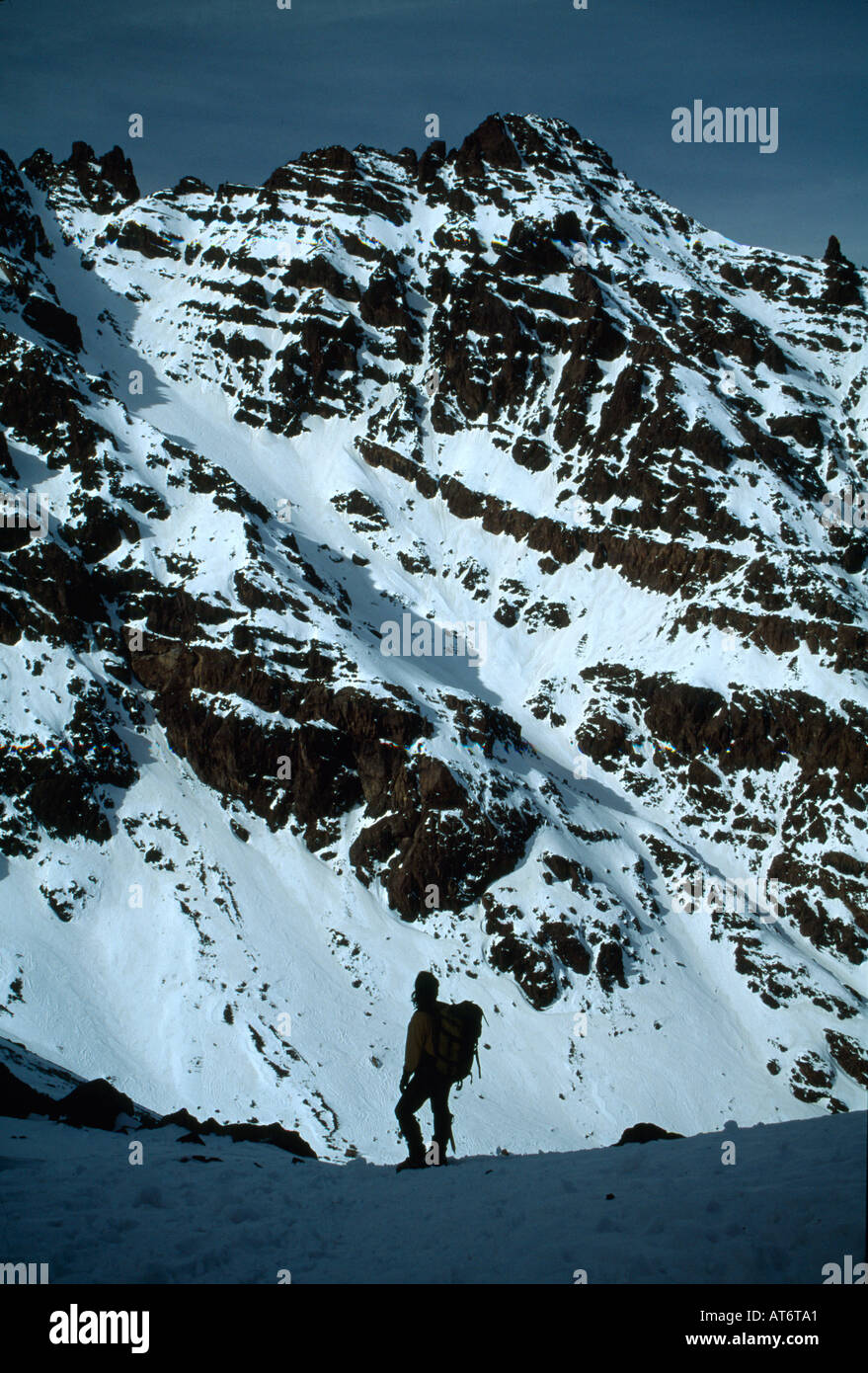 Scalatore sul picco di montagna, Marocco Foto Stock