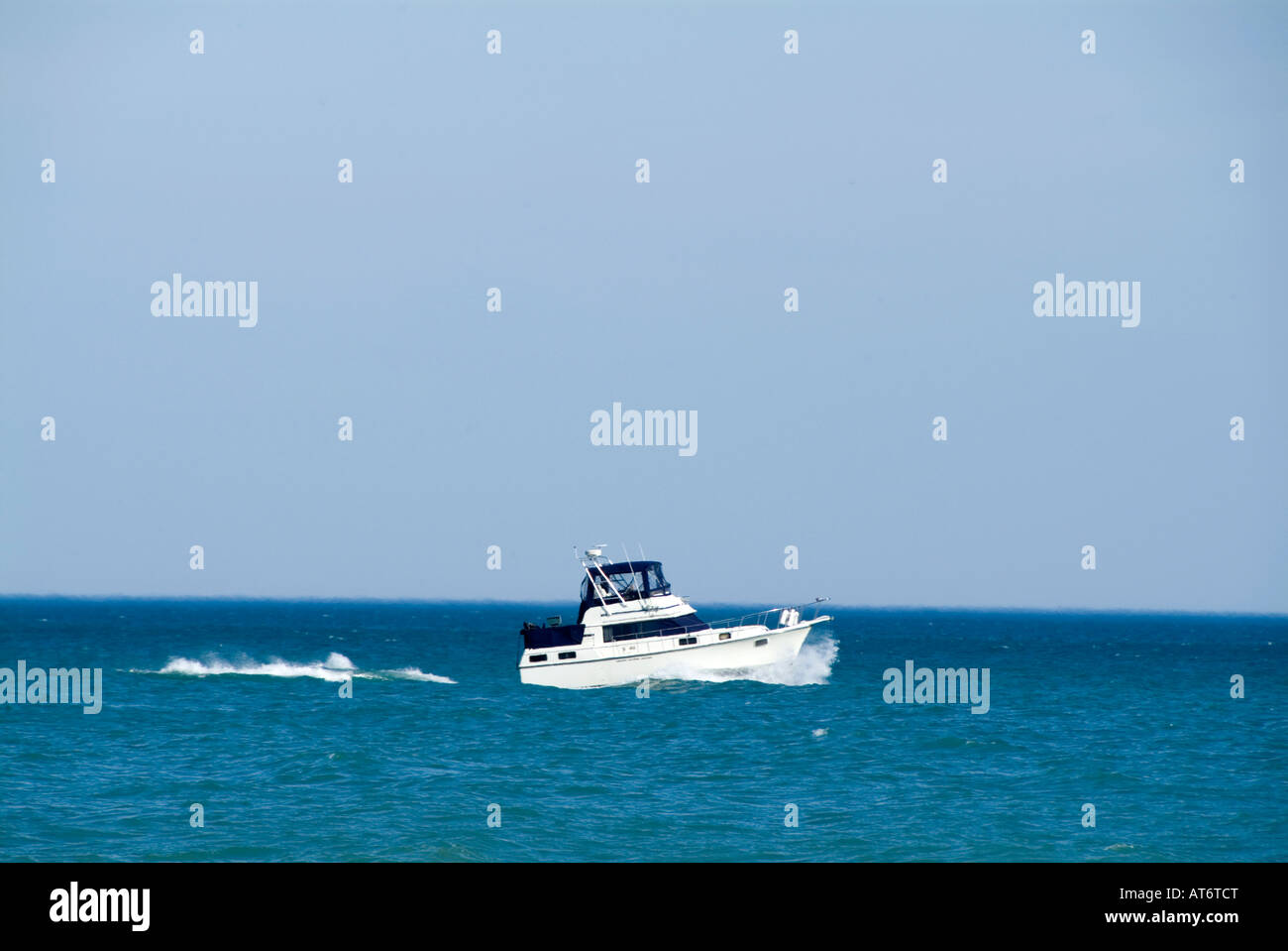 Barca a motore yacht di lancio nautica cielo blu mare Foto Stock