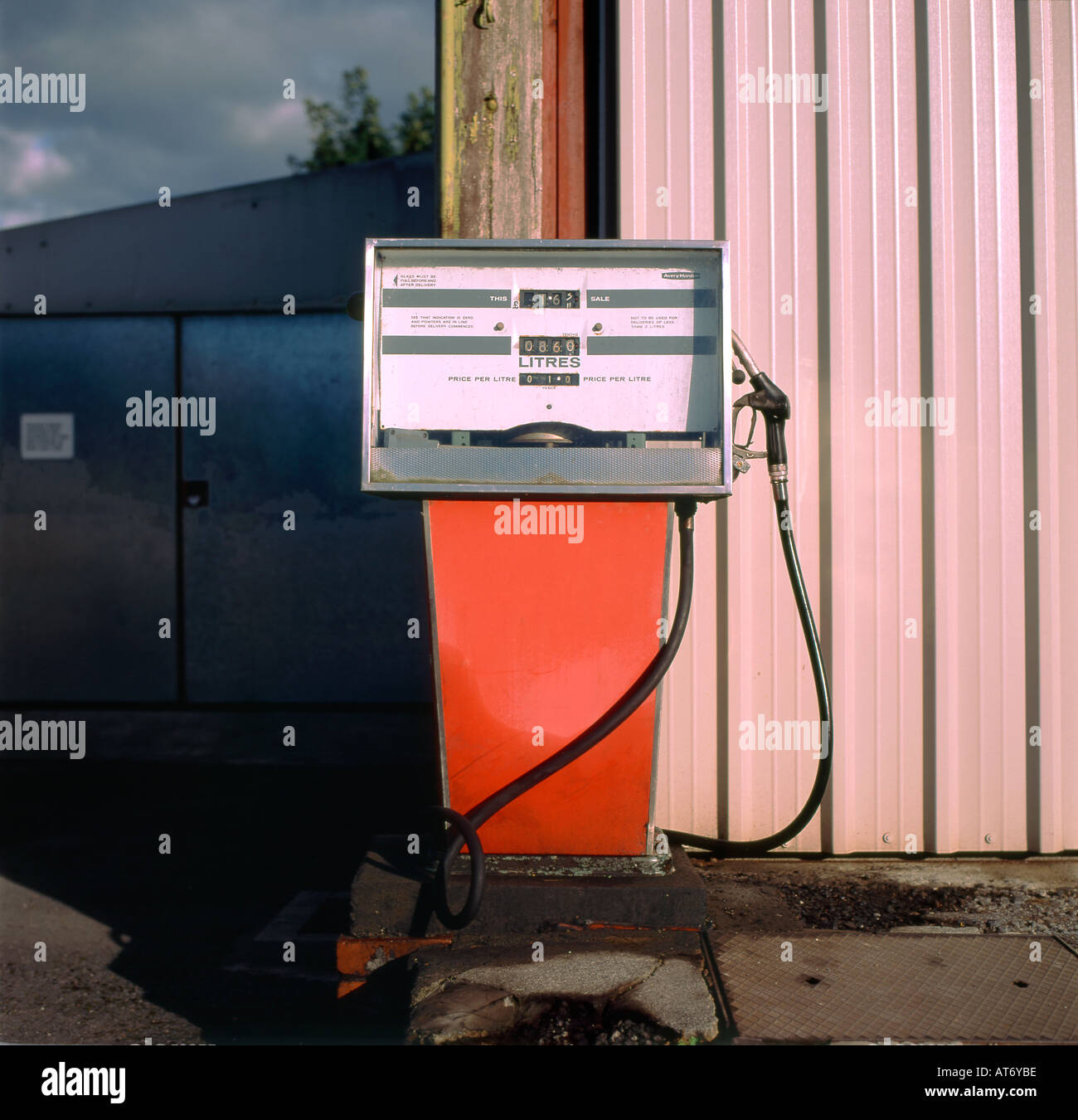 Vecchio vintage rosso pompa benzina gas pompa non in uso con i prezzi visualizzati in Llandeilo Carmarthenshire South Wales UK KATHY DEWITT Foto Stock