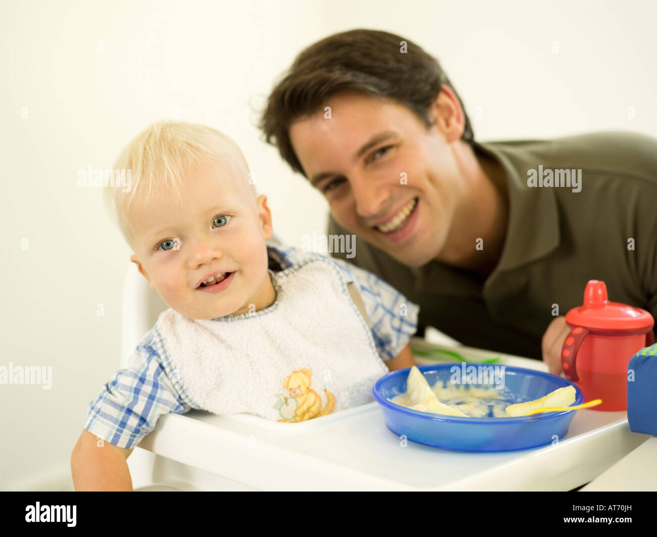 Padre con baby figlio (12-24 mesi), ritratto Foto Stock
