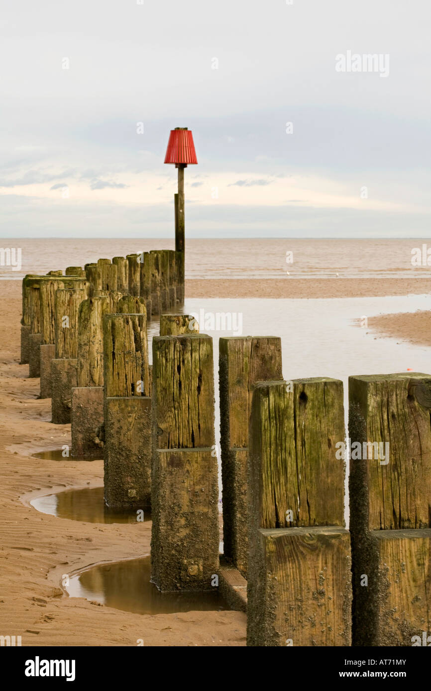 Struttura di frangionde e Pennelli sulla spiaggia di Cleethorpes North East Lincolnshire Foto Stock