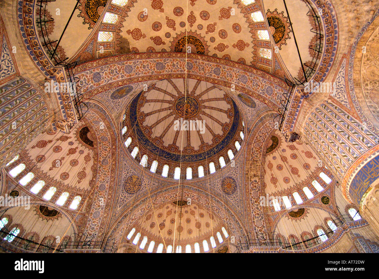 Interno e il soffitto del Sultanahmet Camii (moschea Blu) ad Istanbul in Turchia. Foto Stock
