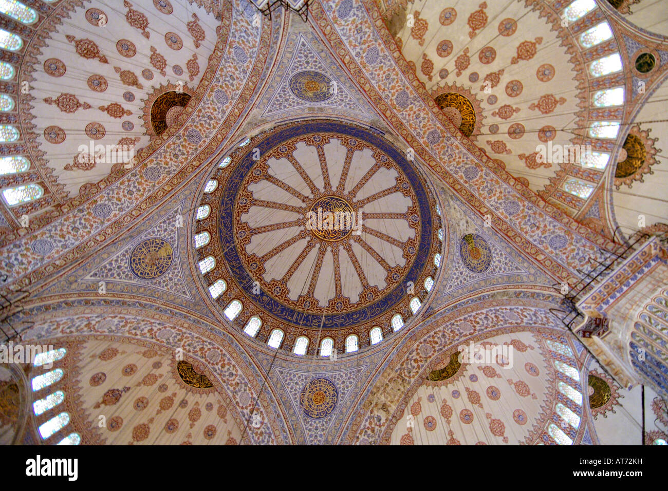 Interno e il soffitto del Sultanahmet Camii (moschea Blu) ad Istanbul in Turchia. Foto Stock