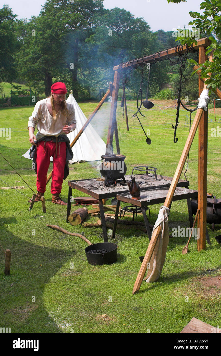 Un uomo per la cottura in una fiera medievale. Tatton Park, Cheshire, Regno Unito. Foto Stock