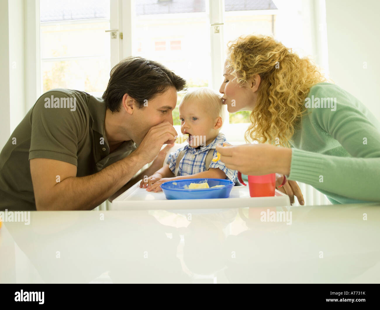 Famiglia giovane, Padre Alimentazione bambino (12-24 mesi) Foto Stock