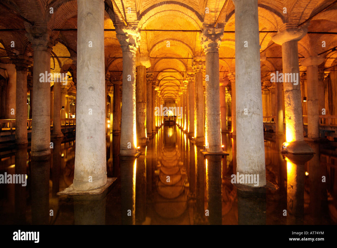 Interno dell'antica Basilica Cisterna (Yerebatan Sarnici o Cisterna Sunken) ad Istanbul in Turchia. Foto Stock