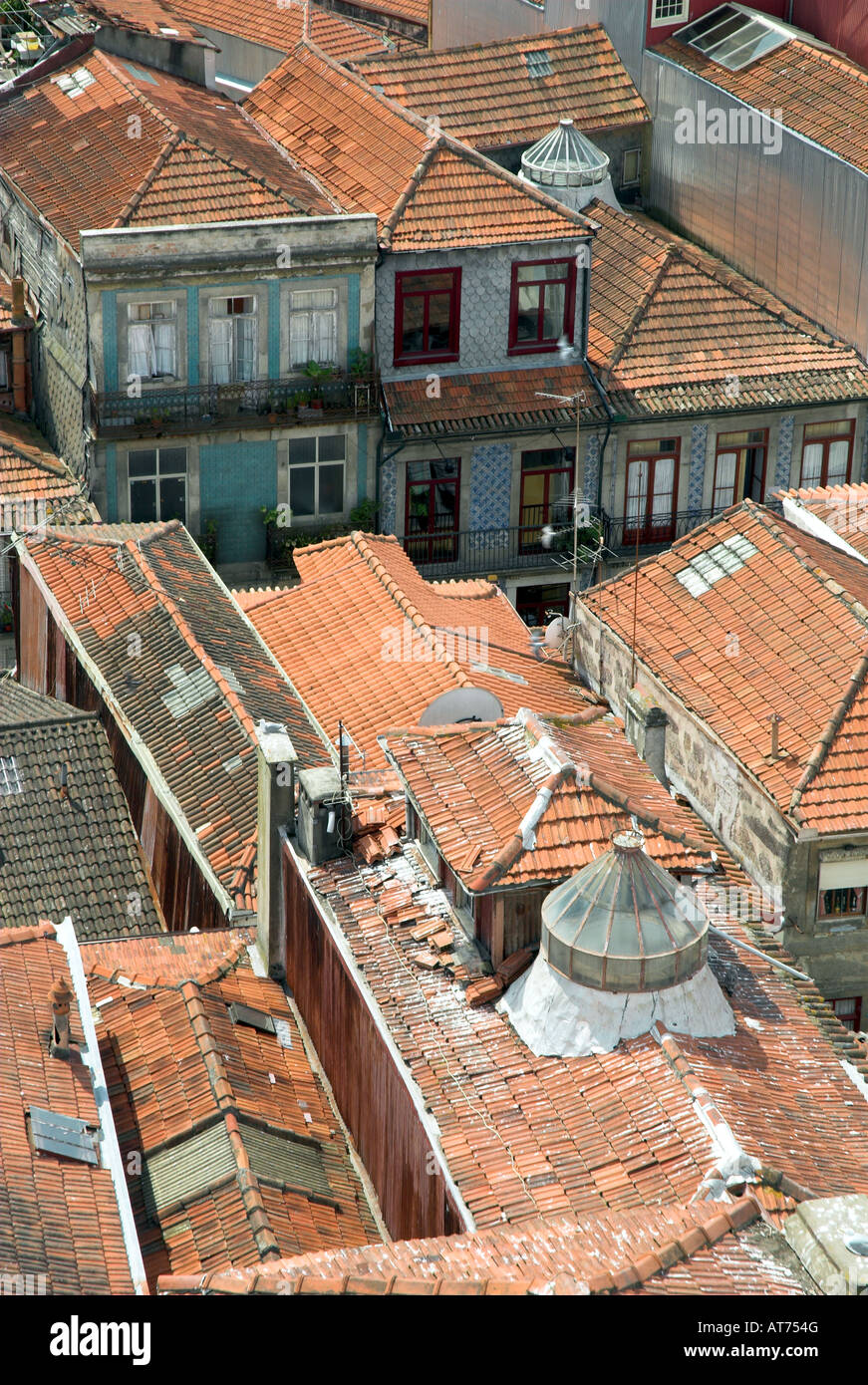 Vista del quartiere Ribeira da Clérigos Chiesa, Porto, Portogallo Foto Stock