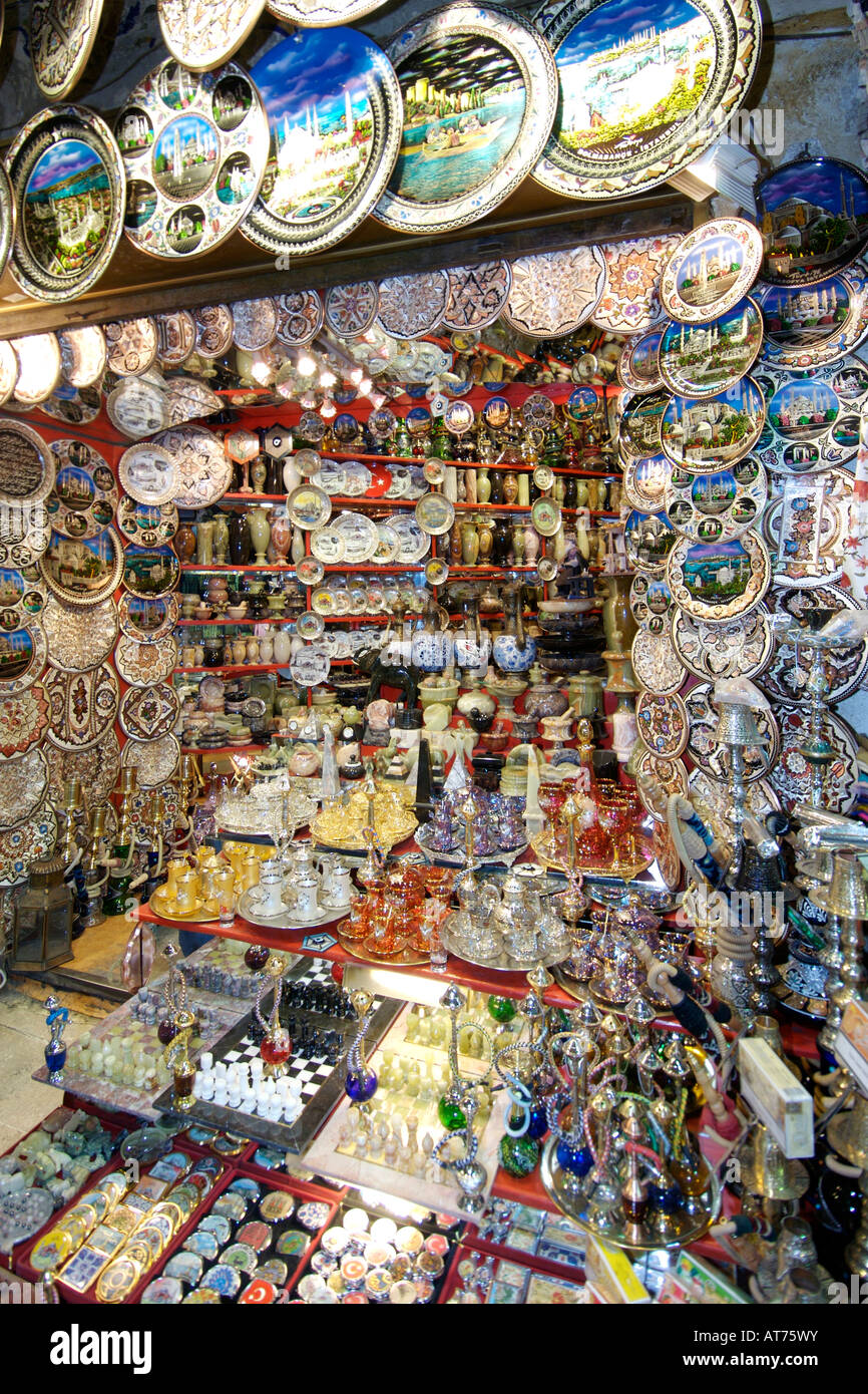 Un negozio nel Kapalı Çarşı (mercato coperto o bazaar) ad Istanbul in Turchia. Foto Stock