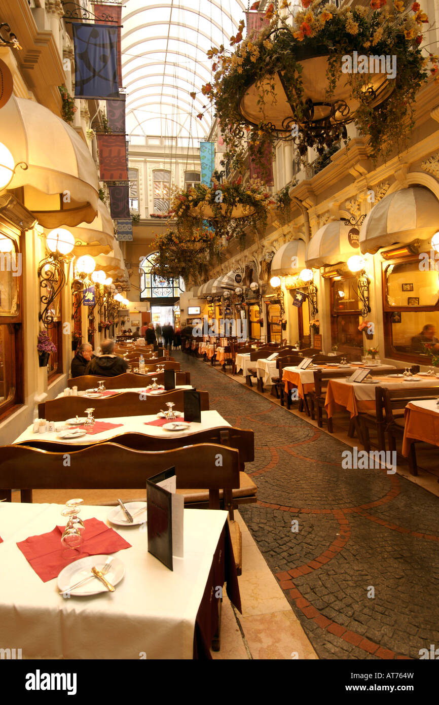 Ristoranti a Çiçek Pasaj (fiore passaggio) ad Istanbul in Turchia. Foto Stock