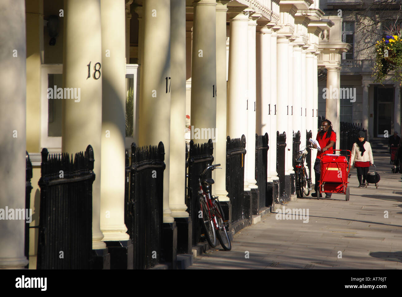 Offrendo il post in un elegante piazza di Londra Foto Stock