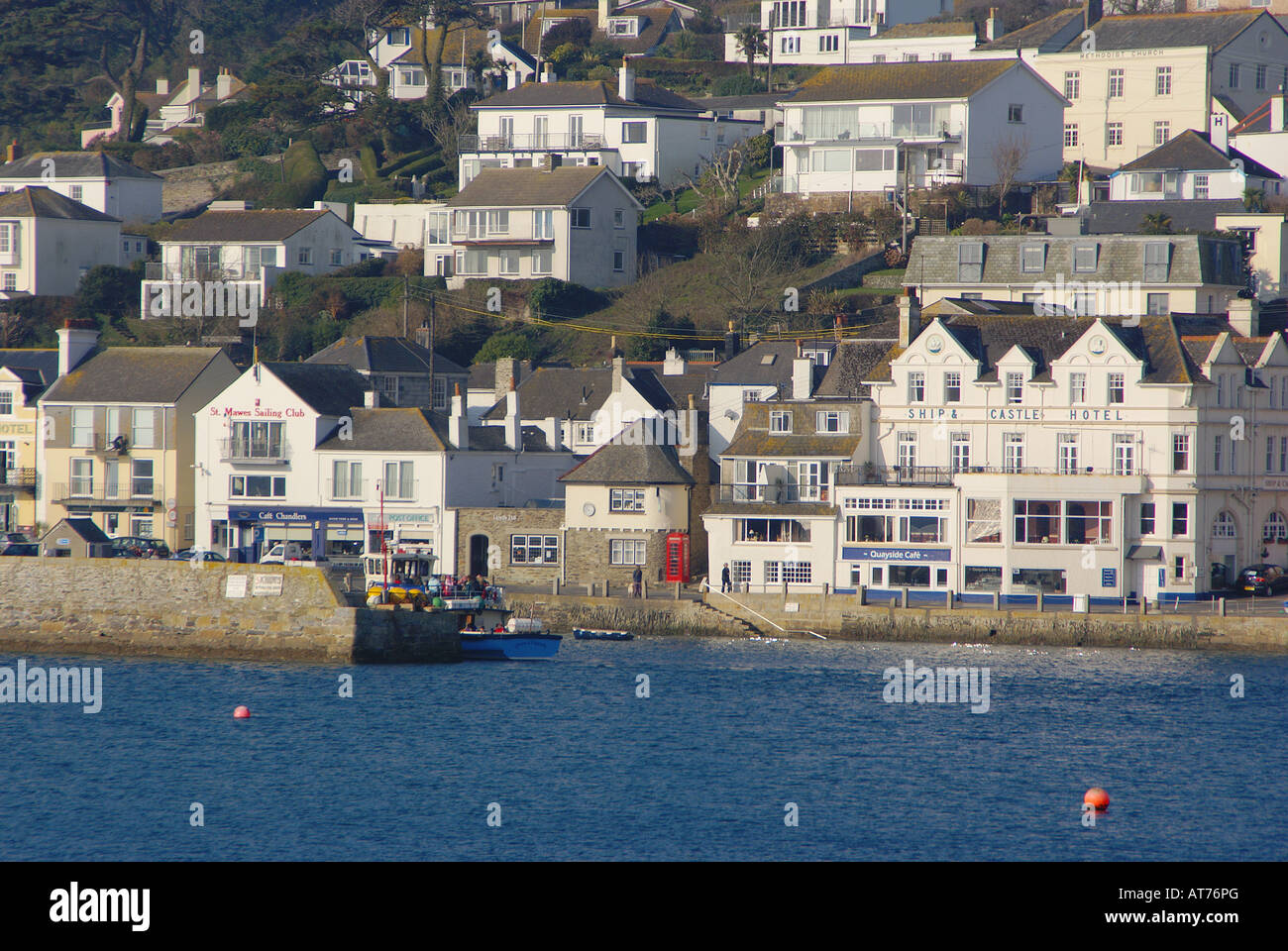 Il Molo e la nave e Castle Hotel a St Mawes villaggio su un chiaro gli inverni di giorno Foto Stock