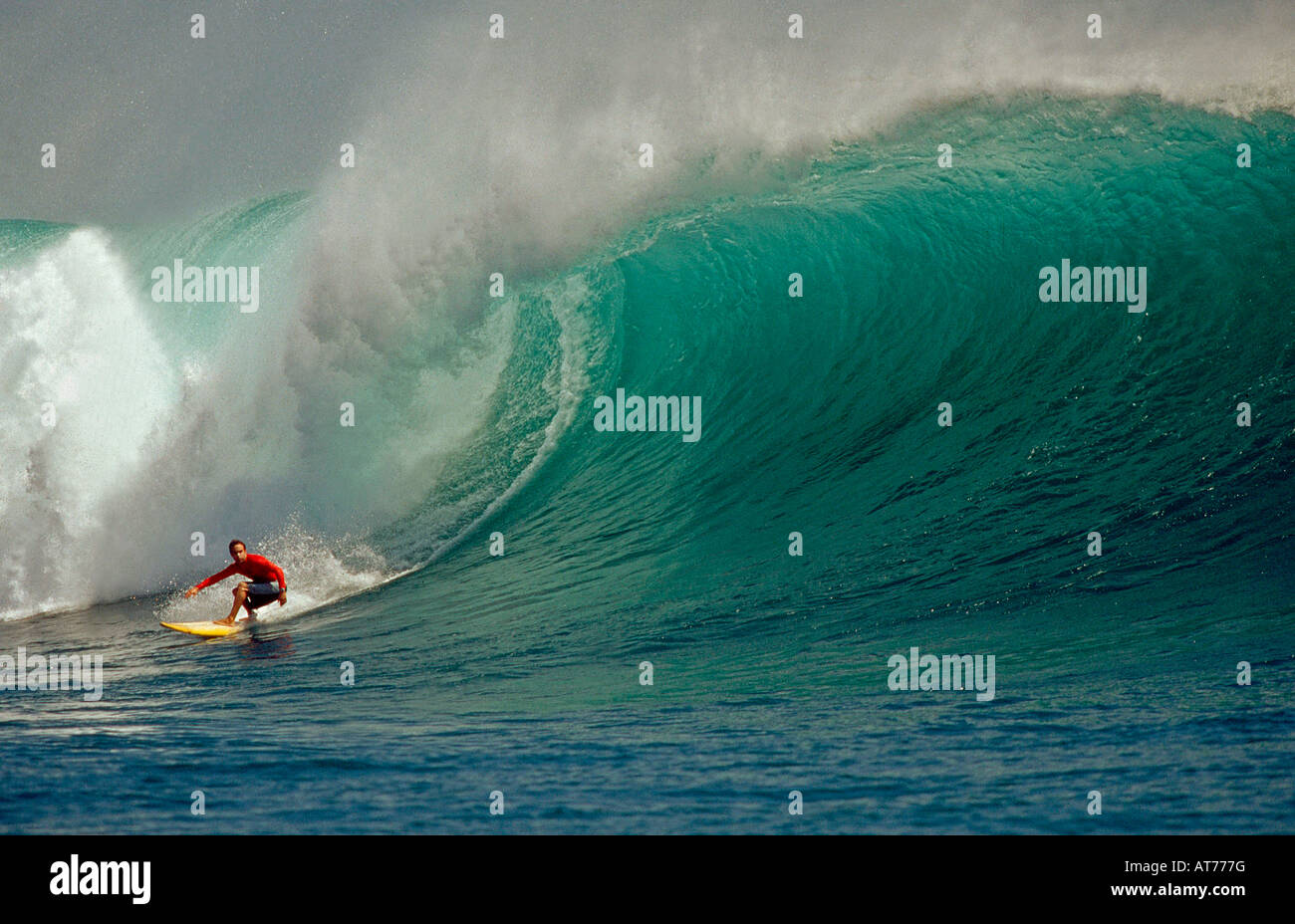 Raul Garcia di Spagna che naviga in una grande onda al G-Land nella costa sud di Java in Indonesia Foto Stock