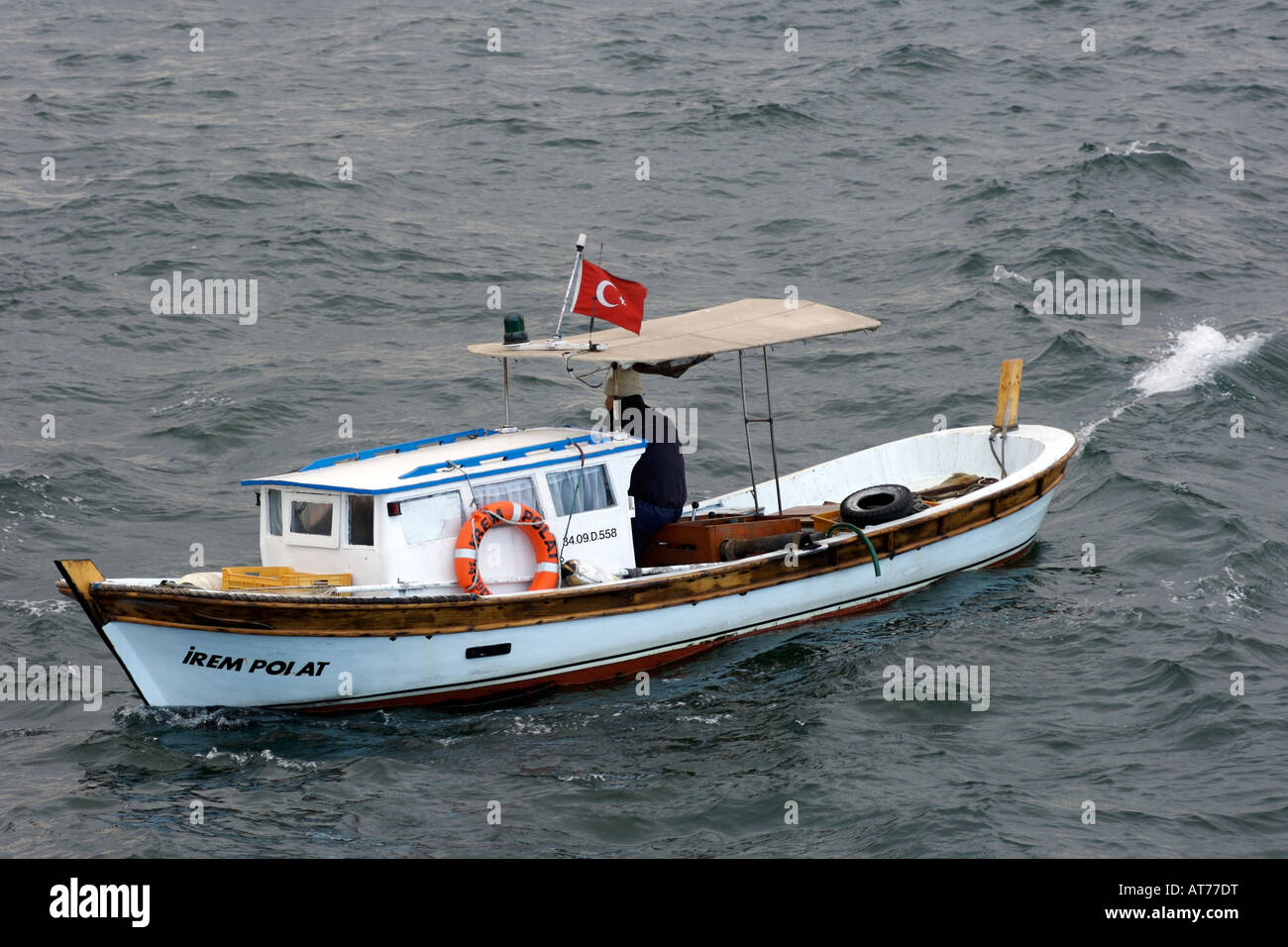 Piccolo bagno turco la pesca in barca sul Bosforo nei pressi di Istanbul. Foto Stock