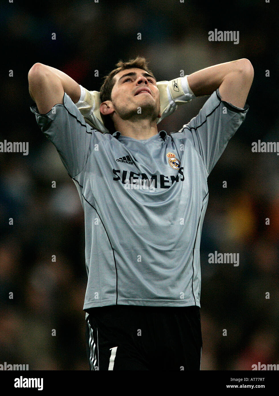 Il Real Madrid è il portiere Iker Casillas reagisce durante una prima divisione spagnola partita di calcio a Madrid Foto Stock