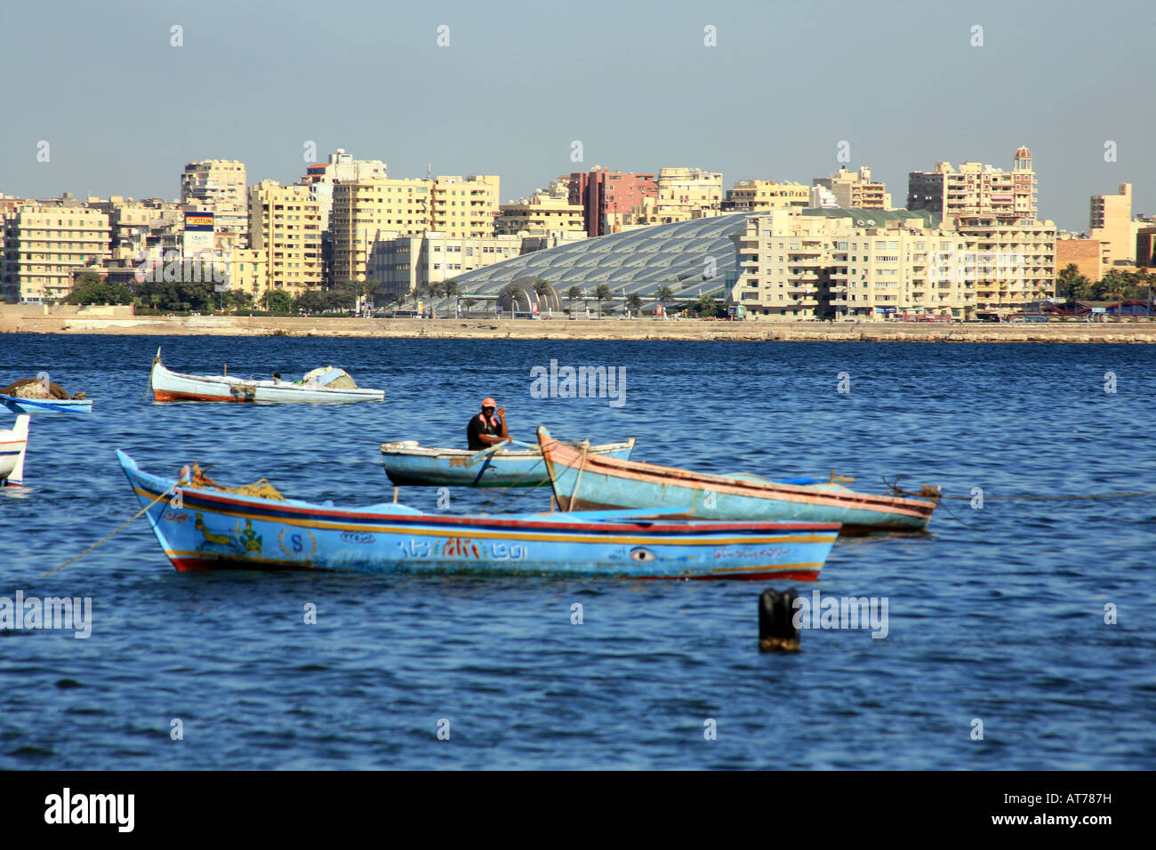 Skyline e barche da pesca nel Porto Orientale Alessandria d Egitto Foto Stock