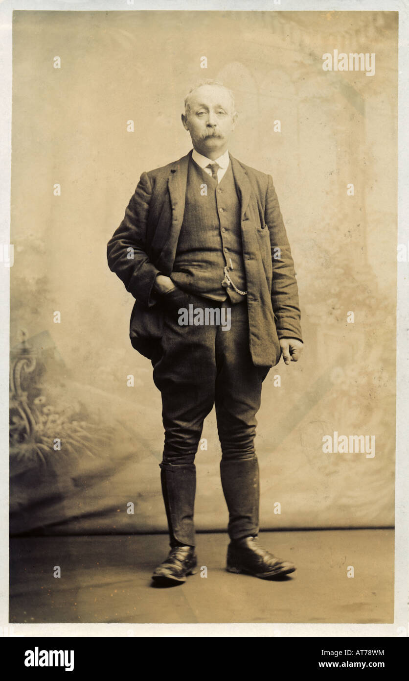 Vittoriano o Edwardian fotografia cartolina di un uomo 1890 o 1900s da H H Dudley di Stoke-on-Trent Foto Stock