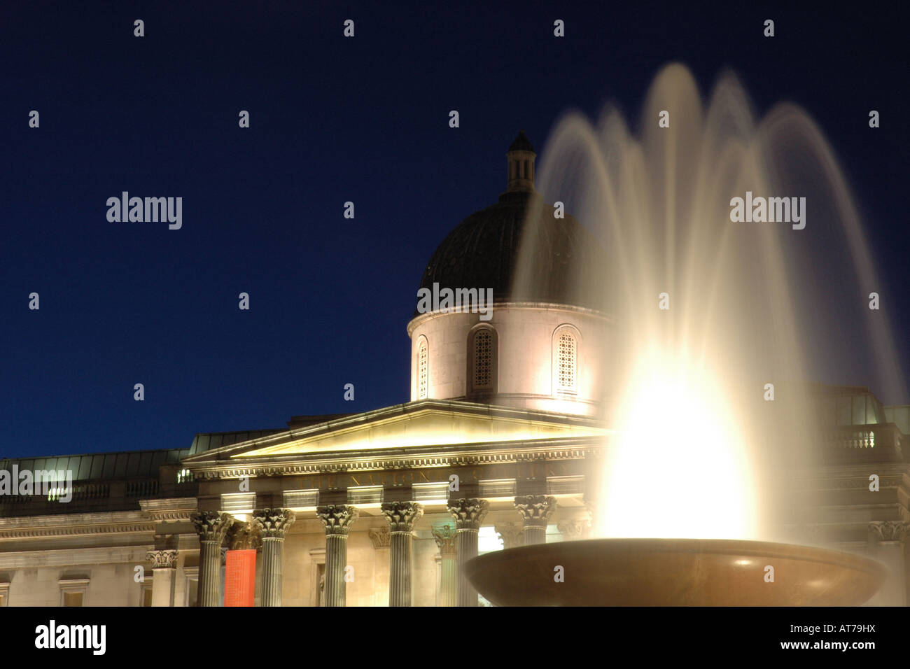 Galleria Nazionale al tramonto / sera, Trafalgar Square, London, Regno Unito Foto Stock