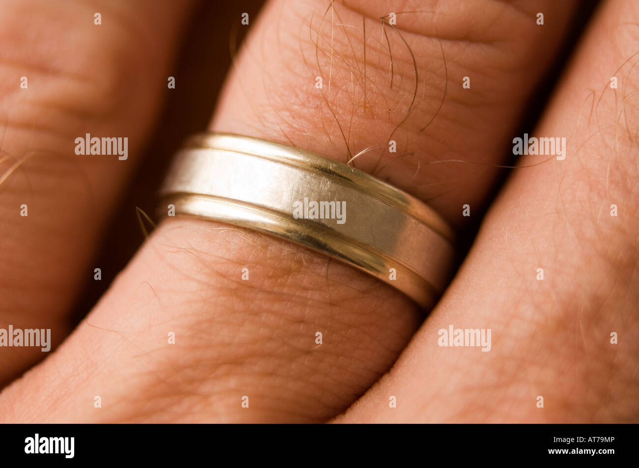 Anello di nozze su mans dito. Foto Stock