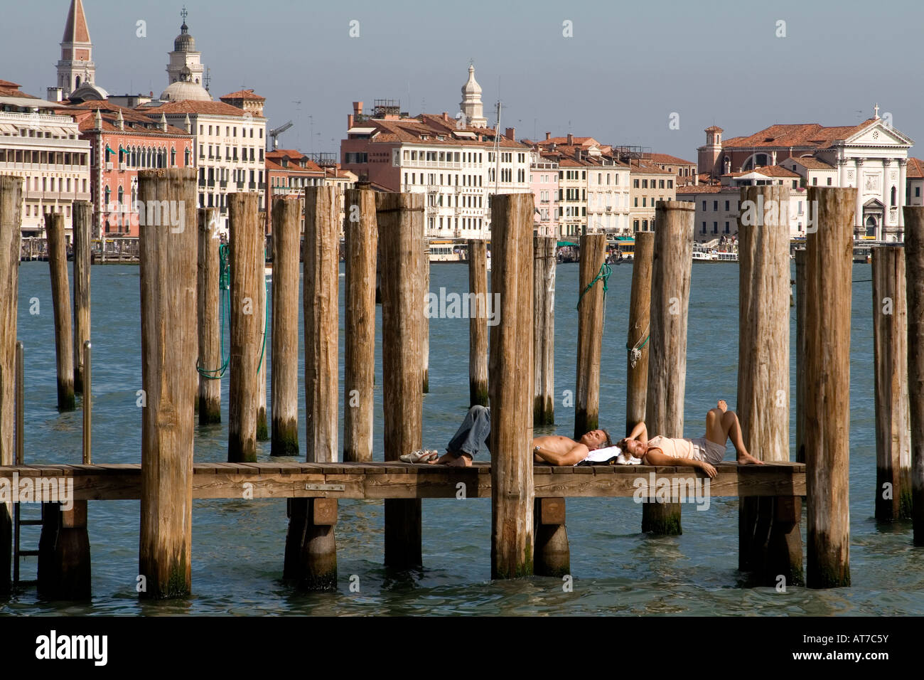 Due persone che si rilassano in Salute, Venezia, su un Pontoon che si affaccia sulla Riva degli Schiavoni, (02) Foto Stock