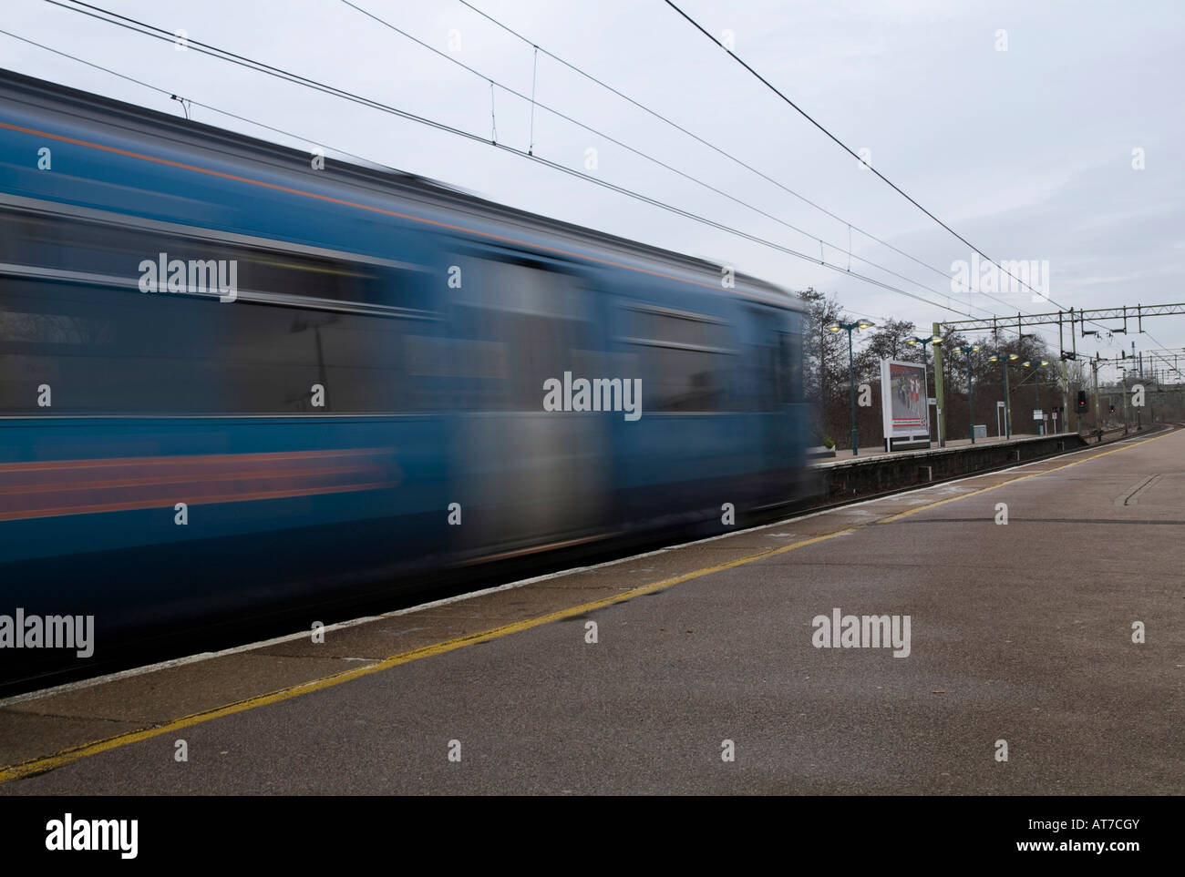 Il treno Stansted Express velocità attraverso Harlow Town Railway Station su esso s percorso da Londra Stansted di Londra Foto Stock