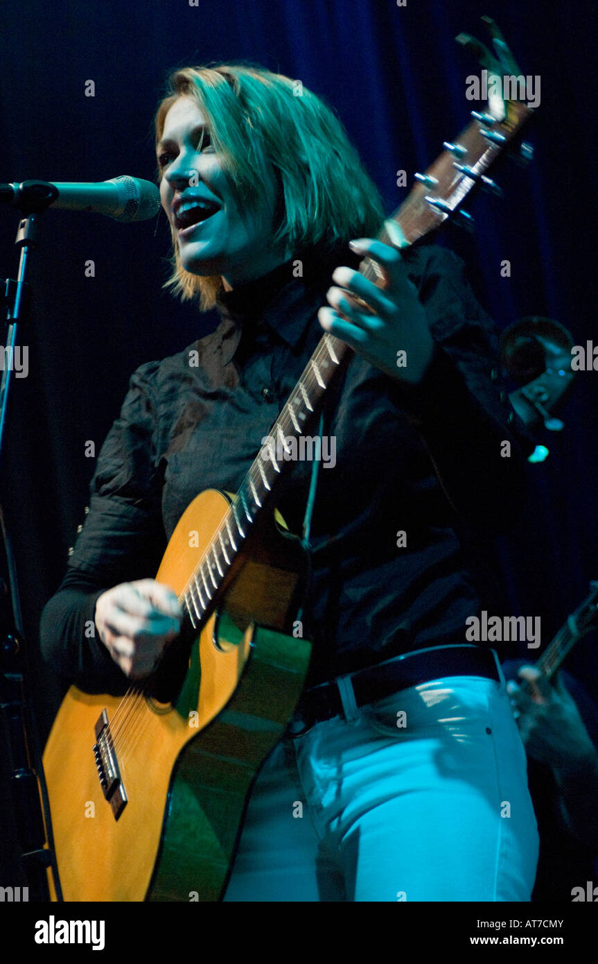 Cerys Matthews ex cantante con Catatonia sul palco a Aberystwyth Arts Center 17 Febbraio 2008 Foto Stock