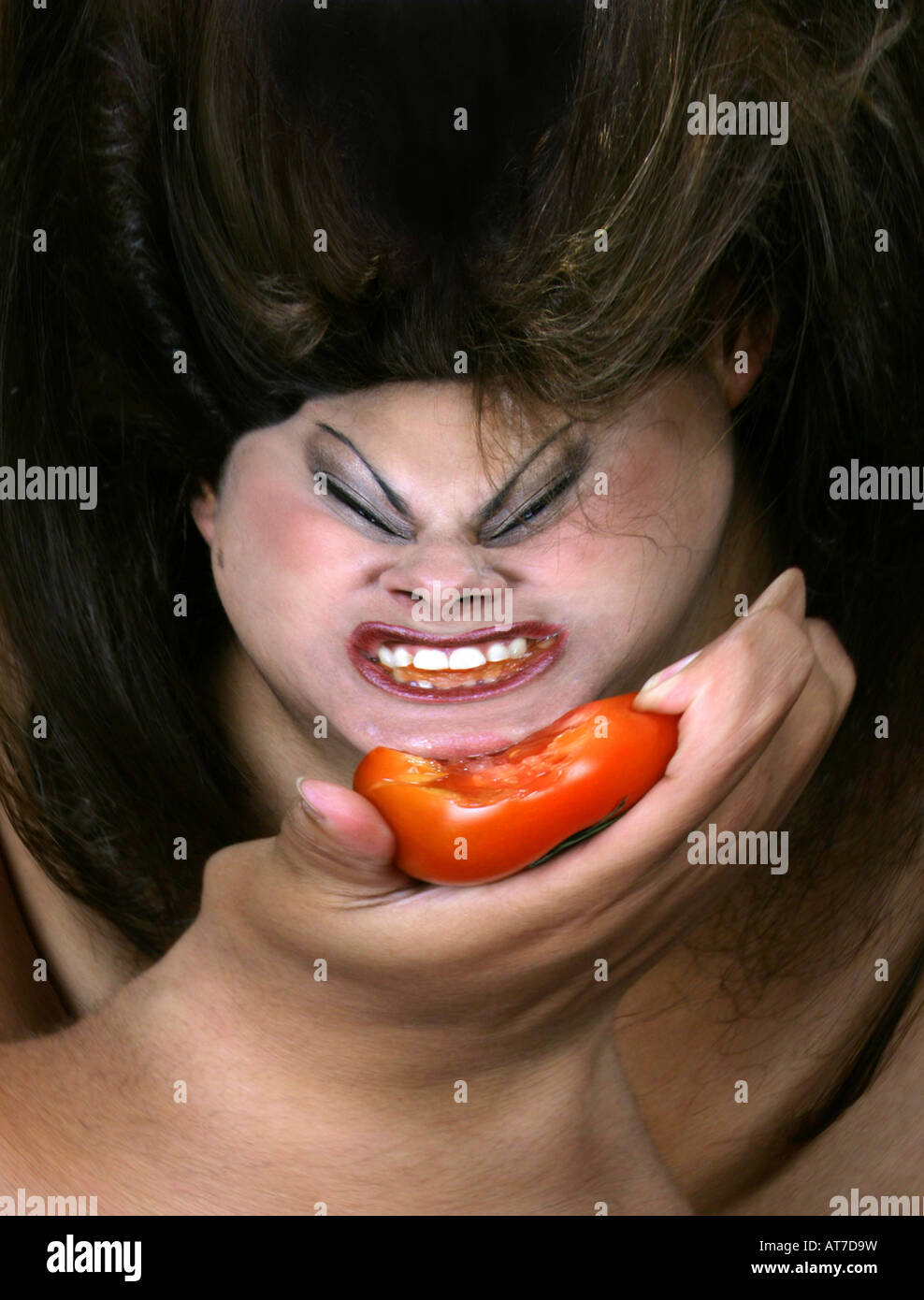 Fantasy Ritratto di una donna di mangiare un pomodoro - Immagine distorta Foto Stock