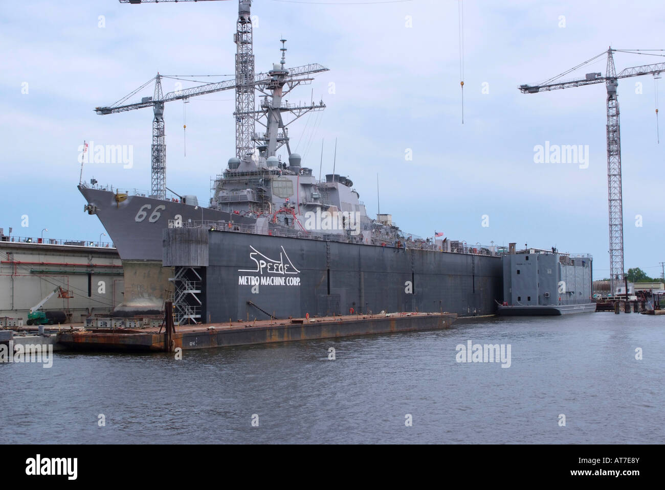 Arleigh Burke Class Destroyer USS Gonzalez della marina degli Stati Uniti nel bacino di carenaggio di Naval Dockyard nel Norfolk Virginia STATI UNITI D'AMERICA Foto Stock