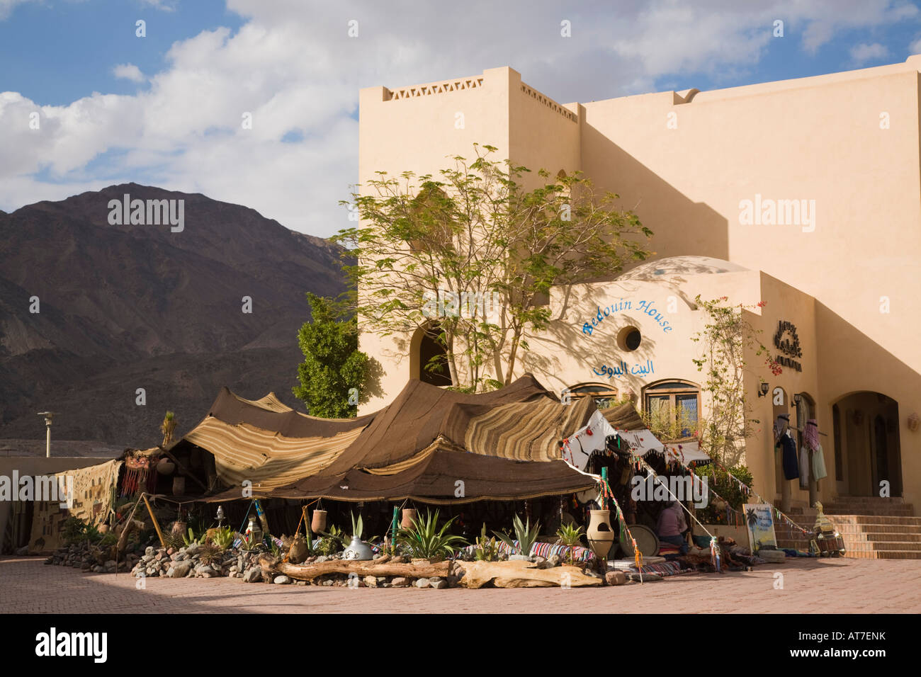 Taba Heights Penisola del Sinai Egitto Asia Febbraio Bedhouin House e una tenda che vendono souvenir in resort moderno centro commerciale Foto Stock