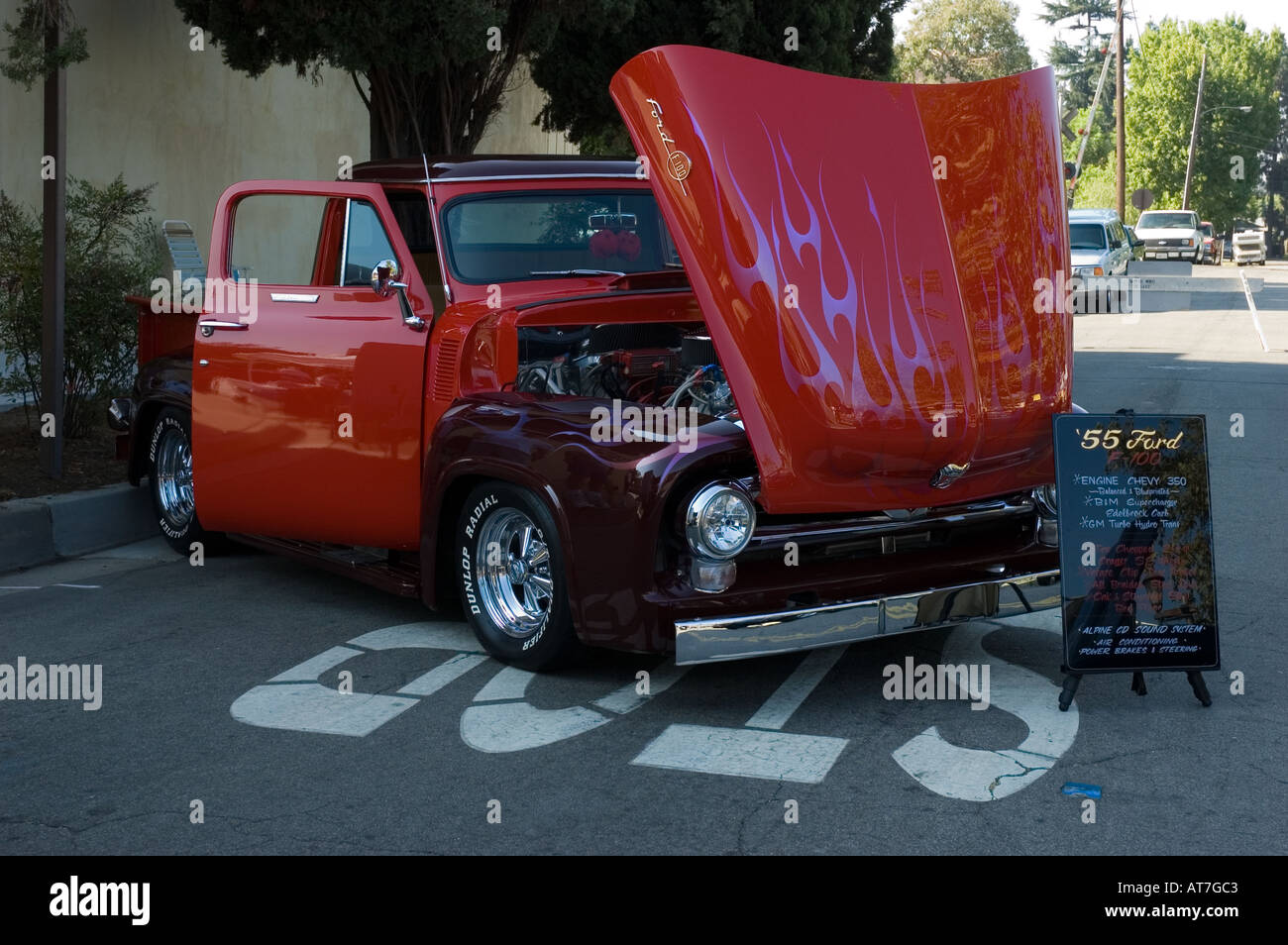 Los Angeles California car show personalizzati antichi Ford F100 F 100 F-100 1955 55 pickup truck rosso Foto Stock