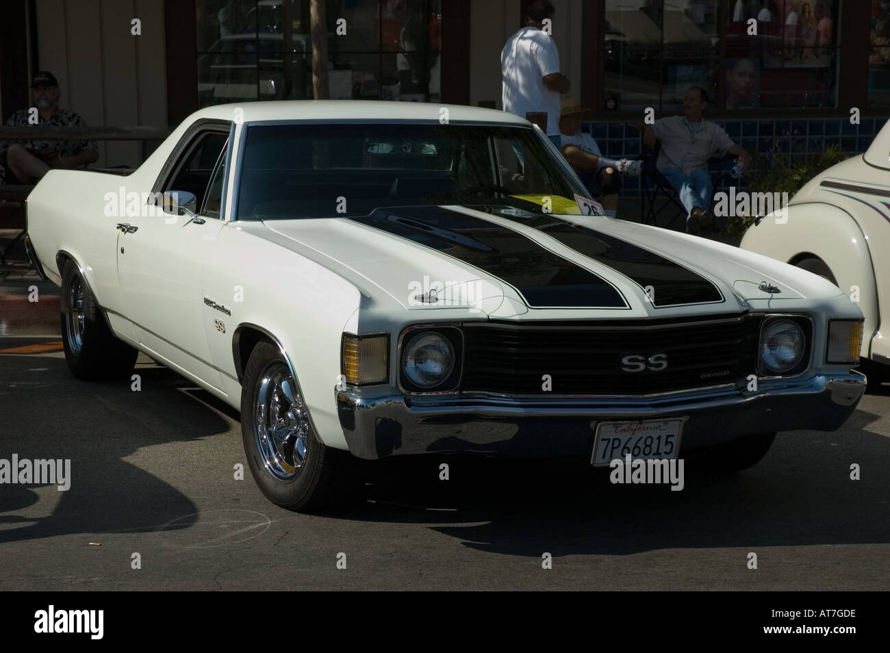 Los Angeles California car show personalizzati antichi Chevrolet Chevy SS  super sport El Camino bianco strisce nere Foto stock - Alamy