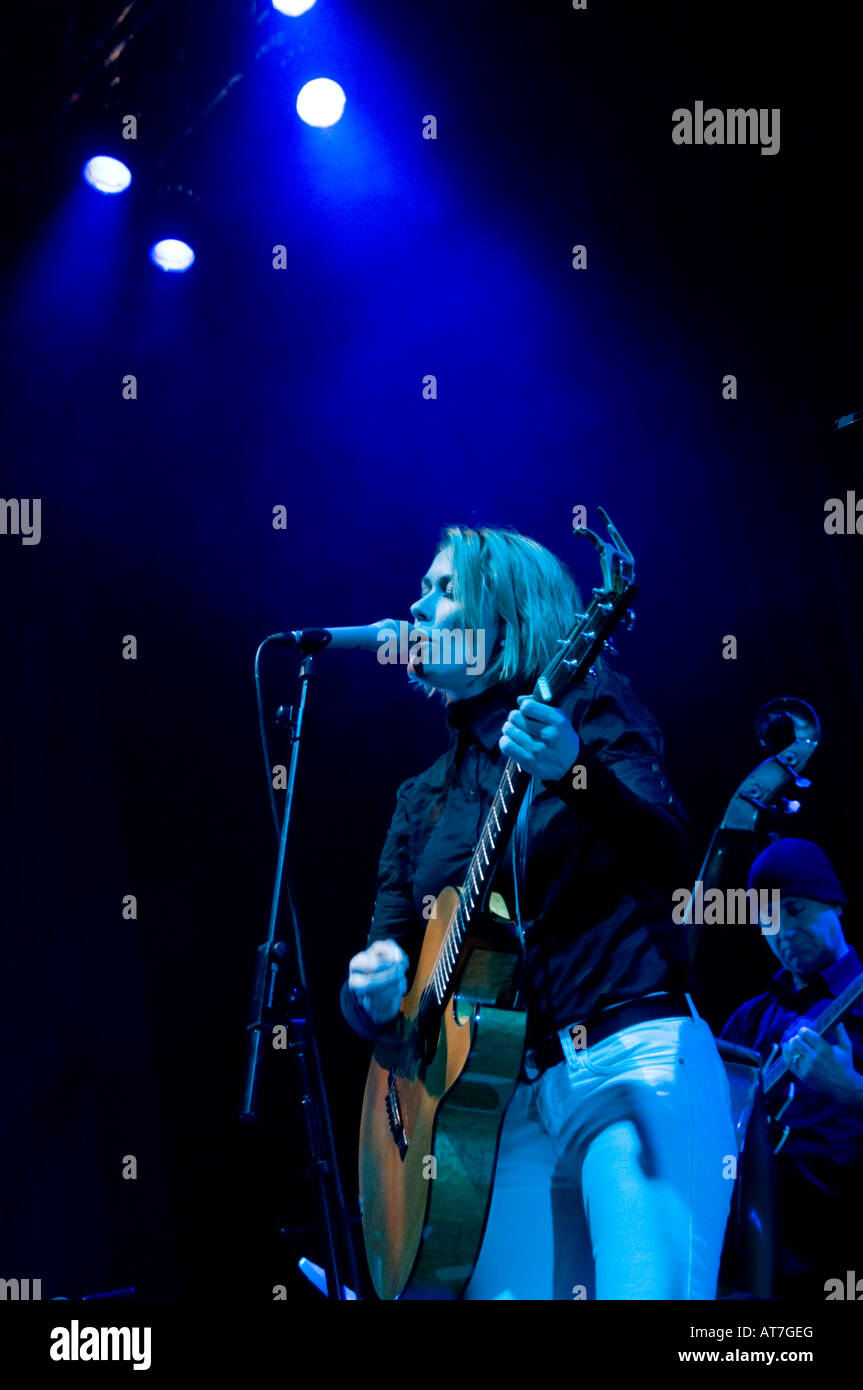 Cerys Matthews ex cantante con Catatonia sul palco a Aberystwyth Arts Center 17 Febbraio 2008 Foto Stock
