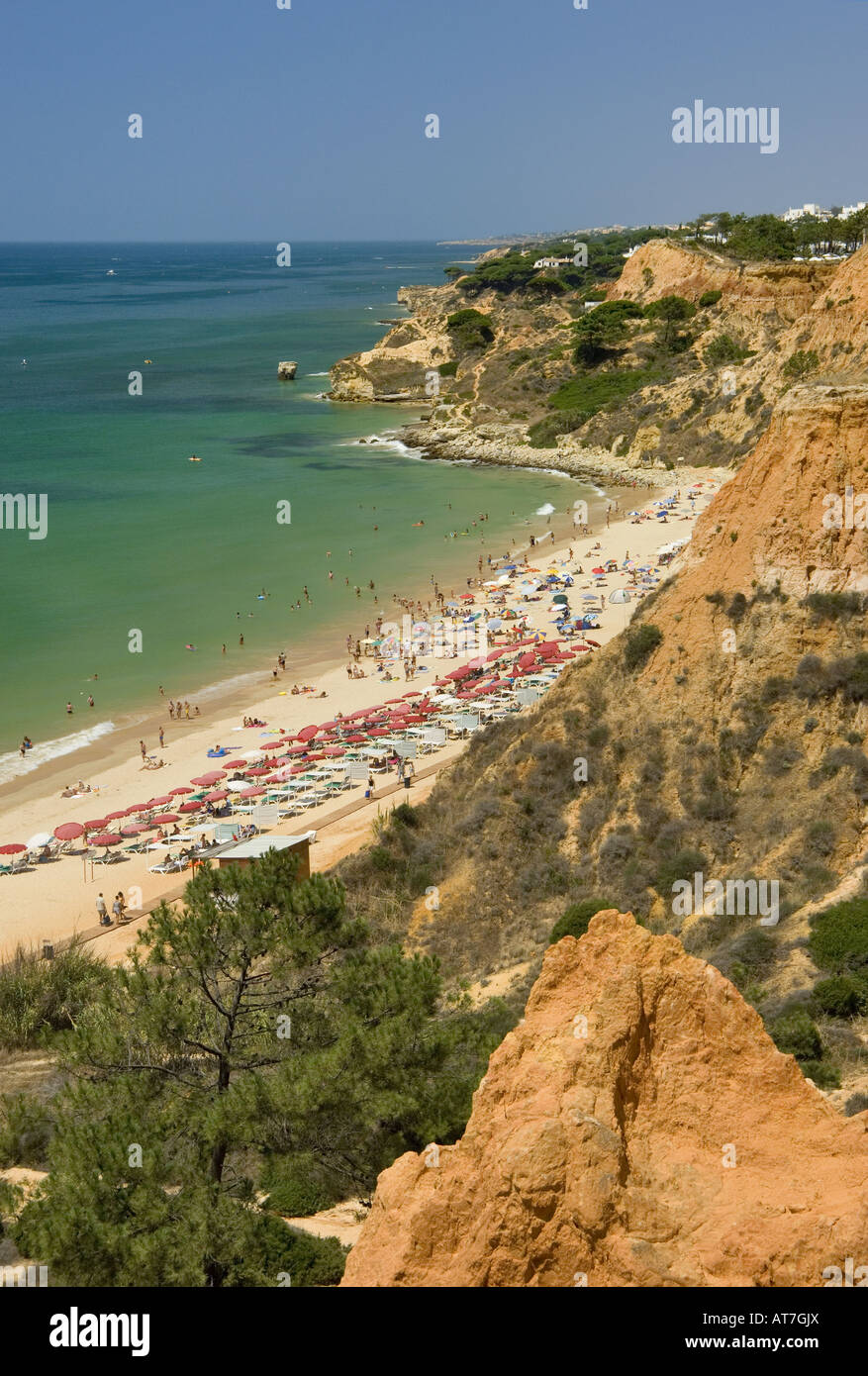 Il Portogallo Algarve Praia da Falesia al di sotto del Riu Palace Hotel Foto Stock